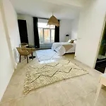 Villa Large 6-bedroom House, Close To Center, Chr