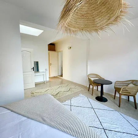 Villa Large 6-bedroom House, Close To Center, Chr