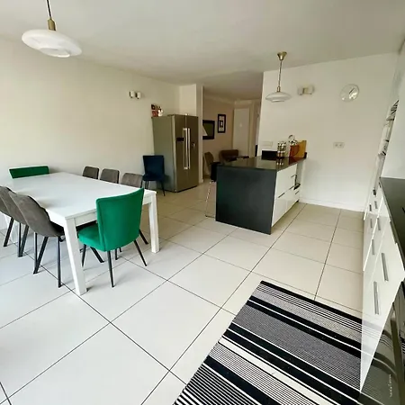 Βίλα Large 6-bedroom House, Close To Center, Chr