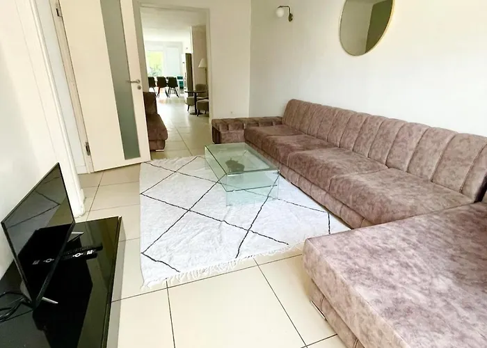 Βίλα Large 6-bedroom House, Close To Center, Chr