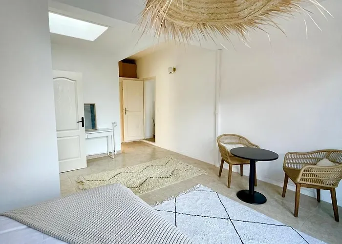 Βίλα Large 6-bedroom House, Close To Center, Chr