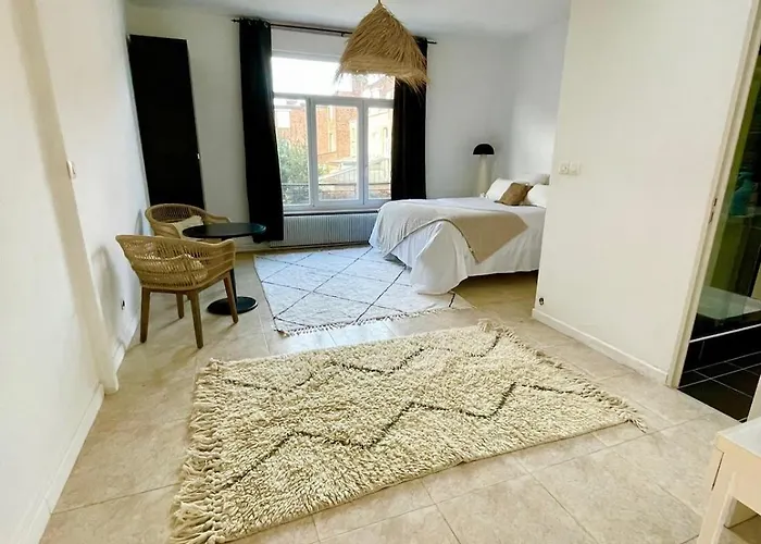 Βίλα Large 6-bedroom House, Close To Center, Chr