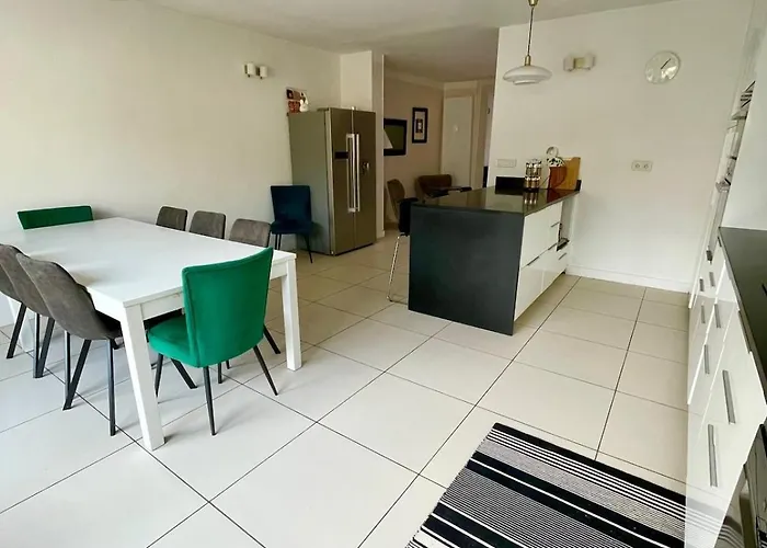 Βίλα Large 6-bedroom House, Close To Center, Chr