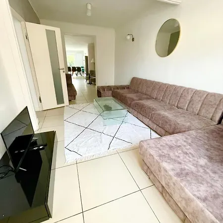 빌라 Large 6-bedroom House, Close To Center, Chr