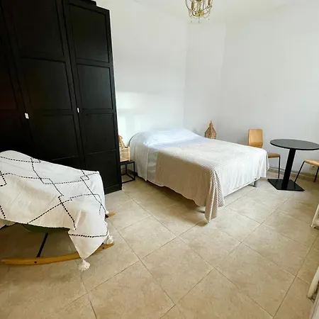 Large 6-bedroom House, Close To Center, Chr 빌라 *