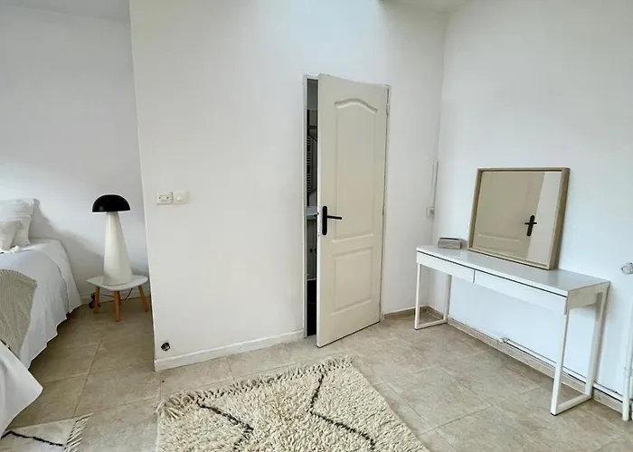 Villa Large 6-bedroom House, Close To Center, Chr